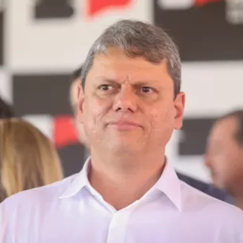 Tarcísio cita aumento para 22 casos de intoxicação por bebida adulterada em SP