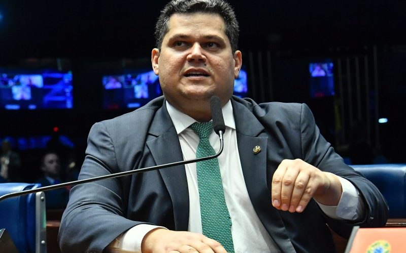 “Instigando um país contra o meu país”, dispara Alcolumbre contra Eduardo Bolsonaro