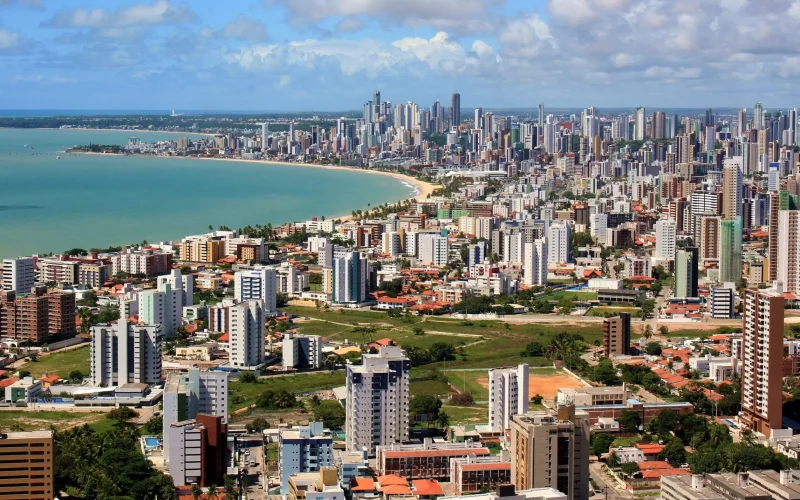 Primeiro brasileiro a visitar os 196 países do mundo se encanta com a orla de Maceió