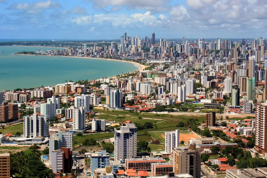 Primeiro brasileiro a visitar os 196 países do mundo se encanta com a orla de Maceió