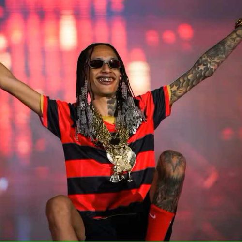 Rapper Oruam exibe tornozeleira eletrônica durante passeio de helicóptero