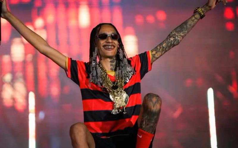 Rapper Oruam exibe tornozeleira eletrônica durante passeio de helicóptero