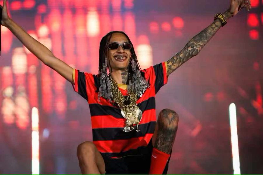 Rapper Oruam exibe tornozeleira eletrônica durante passeio de helicóptero