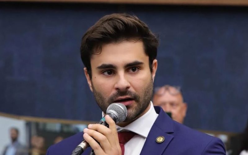 Sobrinho de Dilma pede prisão de Flávio Bolsonaro após fala polêmica: “Bandido”