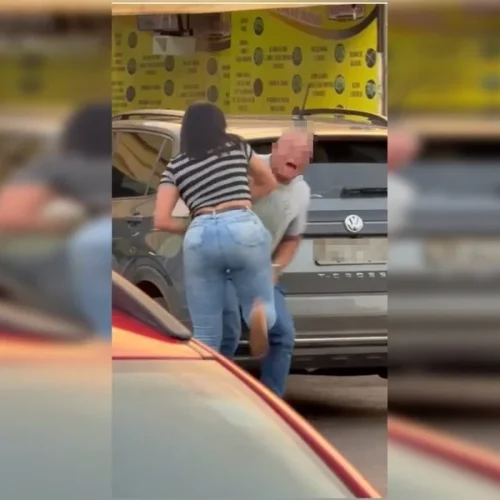Mulher perde o controle ao descobrir suposta traição e espanca policial penal na rua