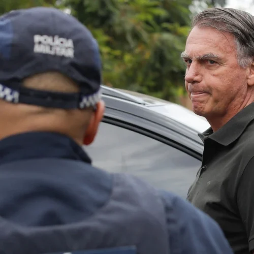 Preso preventivamente, Bolsonaro passa por audiência de custódia neste domingo (23)