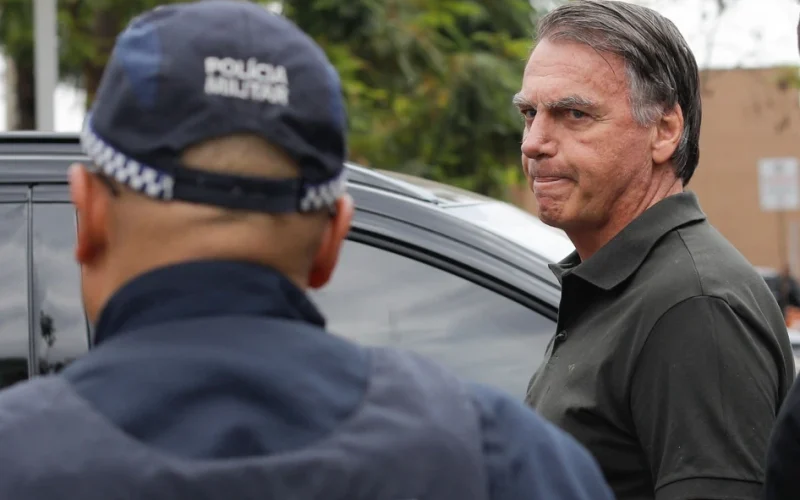 Preso preventivamente, Bolsonaro passa por audiência de custódia neste domingo (23)