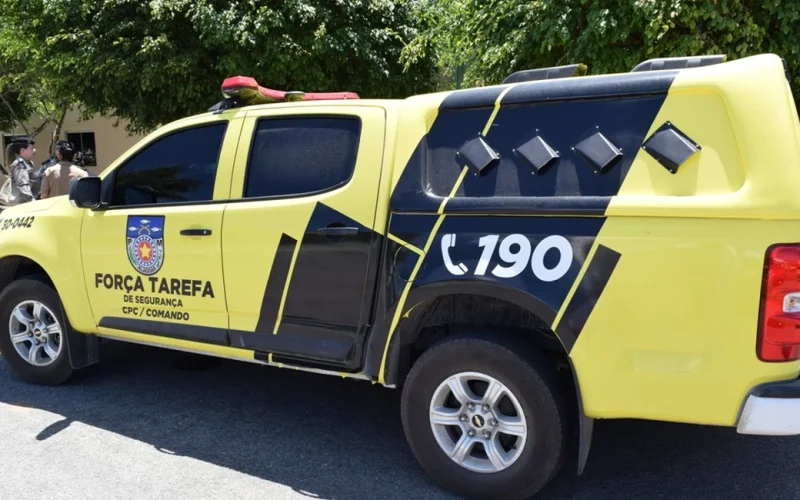 Criminosos trocam tiros com a polícia e fogem por área de mangue em Paripueira