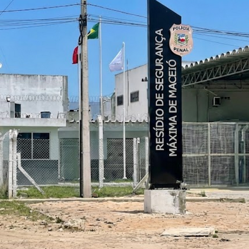 Dupla é presa ao tentar entrar com carro roubado em presídio de segurança máxima em Maceió