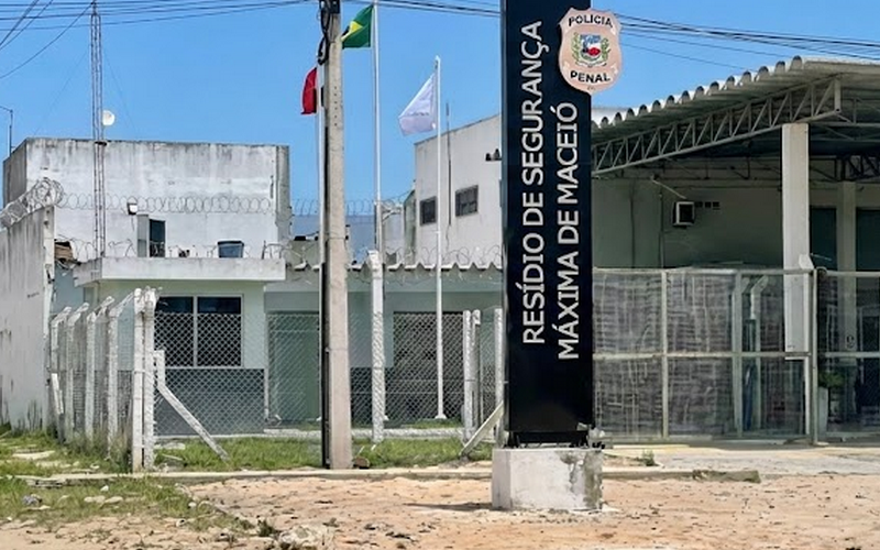 Dupla é presa ao tentar entrar com carro roubado em presídio de segurança máxima em Maceió