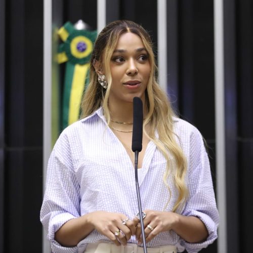 Erika Hilton vai ao Ministério Público e pede prisão de Ratinho por transfobia