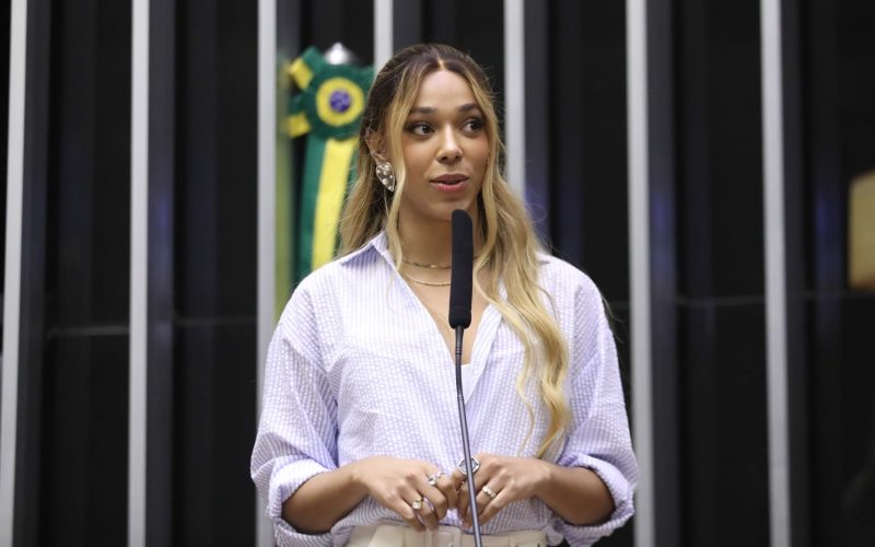 Erika Hilton vai ao Ministério Público e pede prisão de Ratinho por transfobia