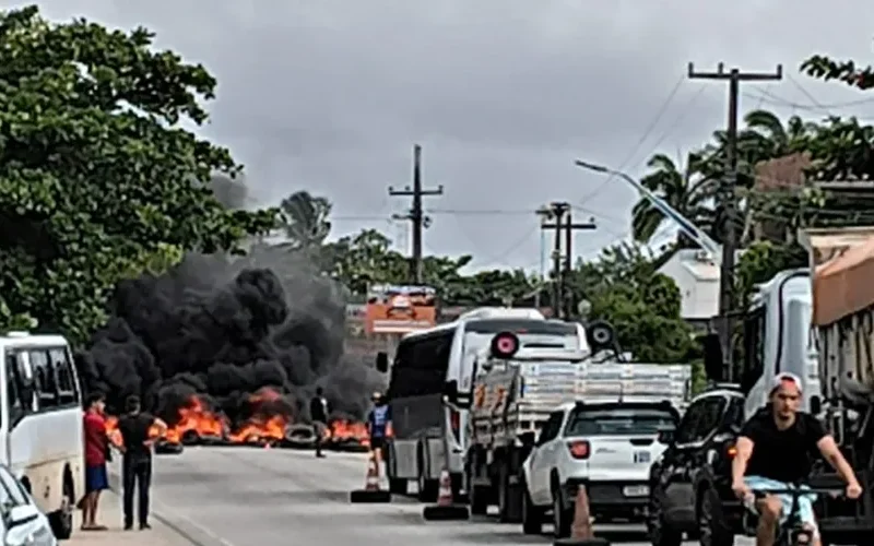 Protesto fecha AL-101 Norte após proibição de jet skis na orla de Maragogi