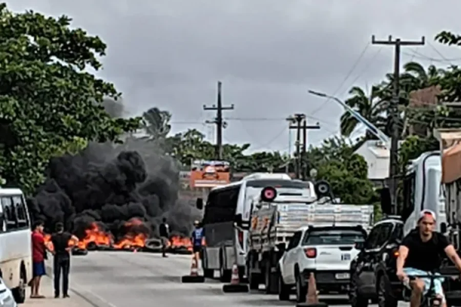 Protesto fecha AL-101 Norte após proibição de jet skis na orla de Maragogi