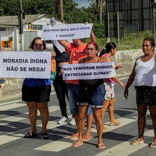 Moradores de Rio Largo protestam após problemas em construções de casas da Caixa Econômica Federal