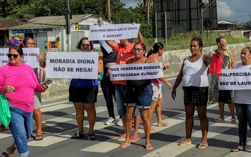 Moradores de Rio Largo protestam após problemas em construções de casas da Caixa Econômica Federal