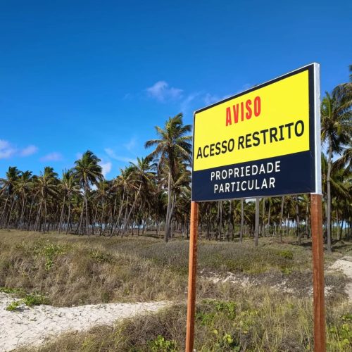 Placas de área privativa são colocadas na praia do Francês