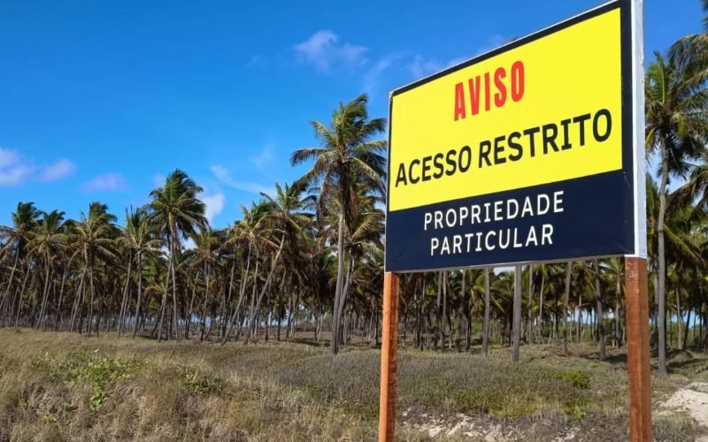 Placas de área privativa são colocadas na praia do Francês
