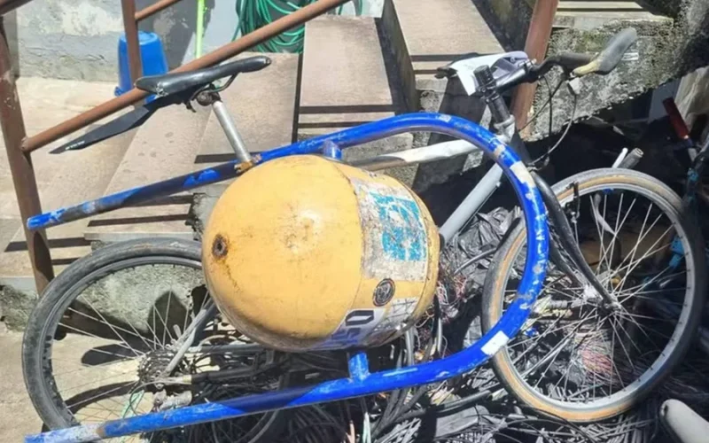 Ladrão “cara de pau” arranca lixeira para furtar bicicleta em festa