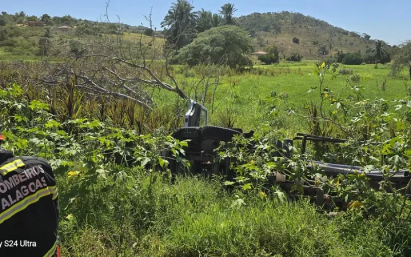 Caminhoneiro morre após veículo carregado com água capotar em Água Branca