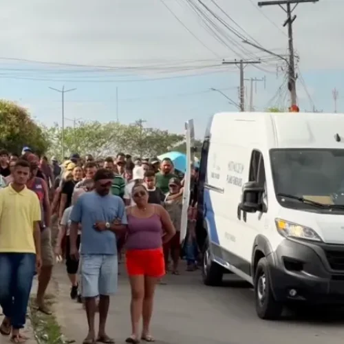 Sob forte comoção, vítimas de grave acidente na AL-220 são sepultadas em Piranhas