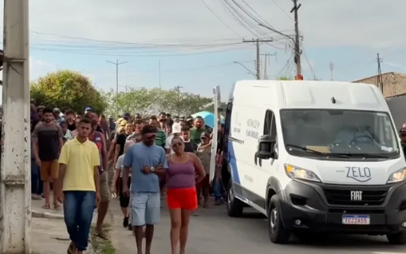 Sob forte comoção, vítimas de grave acidente na AL-220 são sepultadas em Piranhas