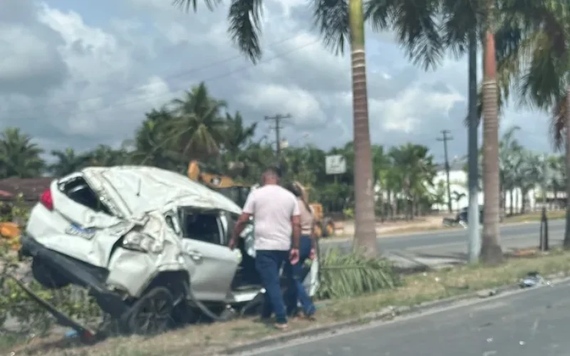 Homem fica ferido após carro capotar na Avenida Menino Marcelo