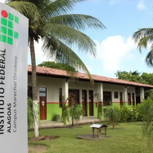 Ifal publica edital de concurso para professores com 52 vagas e salários de até R$ 13,2 mil