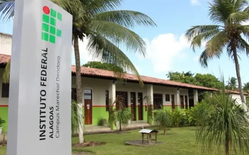 Ifal publica edital de concurso para professores com 52 vagas e salários de até R$ 13,2 mil