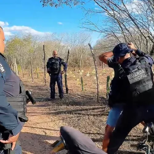 Patrulha Selma Bandeira prende homem em flagrante após denúncia de violência doméstica em Delmiro Gouveia