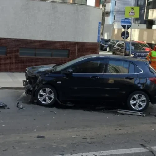 Acidente entre carro e ônibus causa transtornos na Ponta Verde, em Maceió