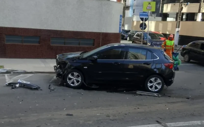 Acidente entre carro e ônibus causa transtornos na Ponta Verde, em Maceió