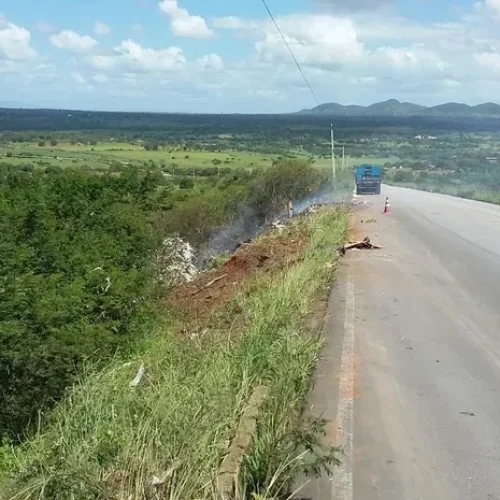 Carreta com milho cai em ribanceira na AL-115, em Palmeira dos Índios
