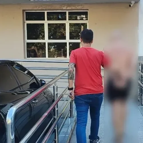 Professor é preso após trocar notas e dinheiro por imagens íntimas de alunos