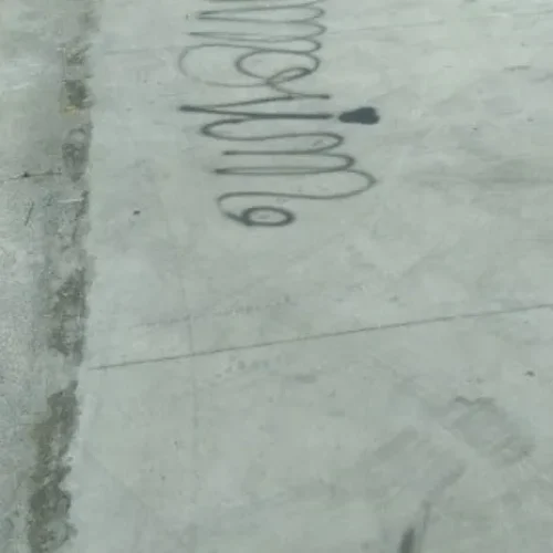 Jovem que vandalizou praça no Osman Loureiro volta ao local para apagar a pichação