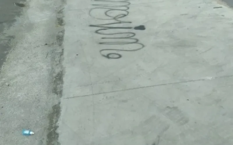 Jovem que vandalizou praça no Osman Loureiro volta ao local para apagar a pichação