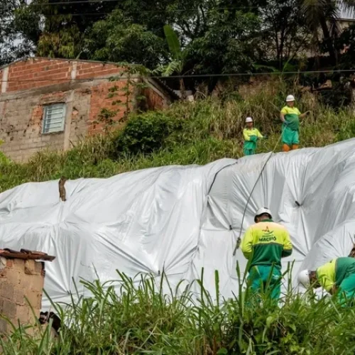 Defesa Civil instala lonas em áreas de risco para reforçar proteção em Maceió