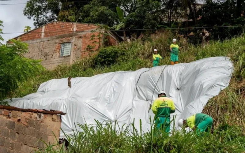 Defesa Civil instala lonas em áreas de risco para reforçar proteção em Maceió