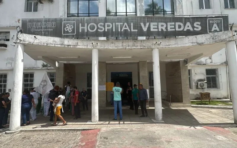Funcionários do Hospital Veredas protestam após seis meses de salários atrasados em Maceió