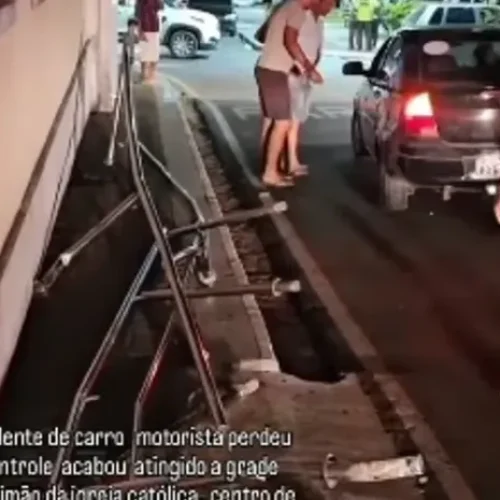 Carro perde controle, atinge corrimão de igreja durante missa e assusta fiéis em Girau do Ponciano