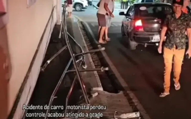Carro perde controle, atinge corrimão de igreja durante missa e assusta fiéis em Girau do Ponciano