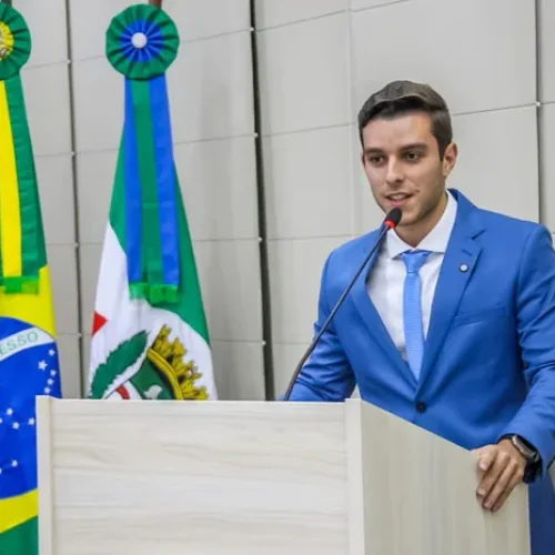 “Ser trans, por si só, não implica em prejuízo educacional”, afirma Caio Bebeto criticando criação de cota trans na UFAL