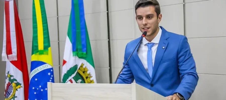 “Ser trans, por si só, não implica em prejuízo educacional”, afirma Caio Bebeto criticando criação de cota trans na UFAL