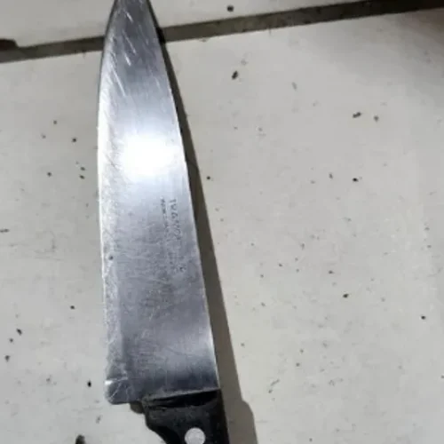 Homem é socorrido com faca cravada nas costas após ataque no Litoral Norte de Alagoas