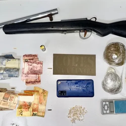 Denúncia leva PM a prender suspeito armado com drogas em terreno baldio no Sertão