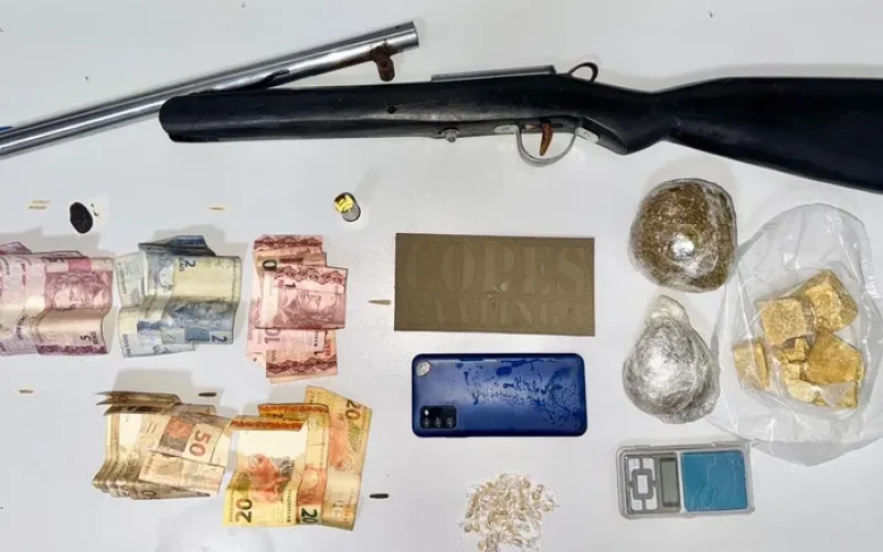 Denúncia leva PM a prender suspeito armado com drogas em terreno baldio no Sertão