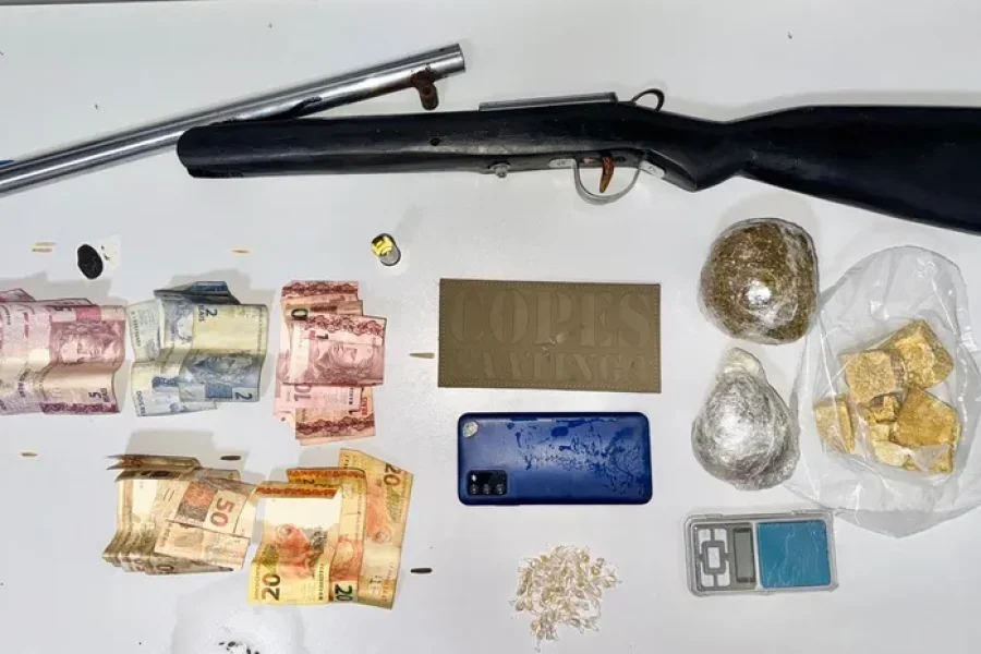 Denúncia leva PM a prender suspeito armado com drogas em terreno baldio no Sertão