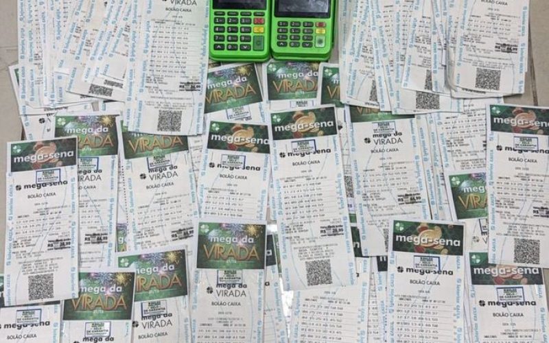 Turistas caem em golpe do bolão da Mega-Sena e mulher acaba presa na Praia do Francês