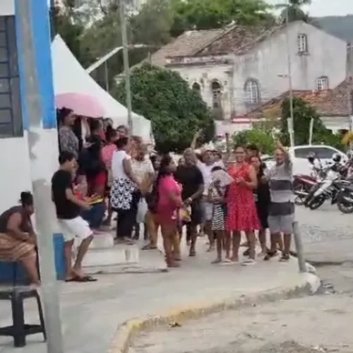 Pais de alunos protestam por falta de vagas em escola estadual de Marechal Deodoro