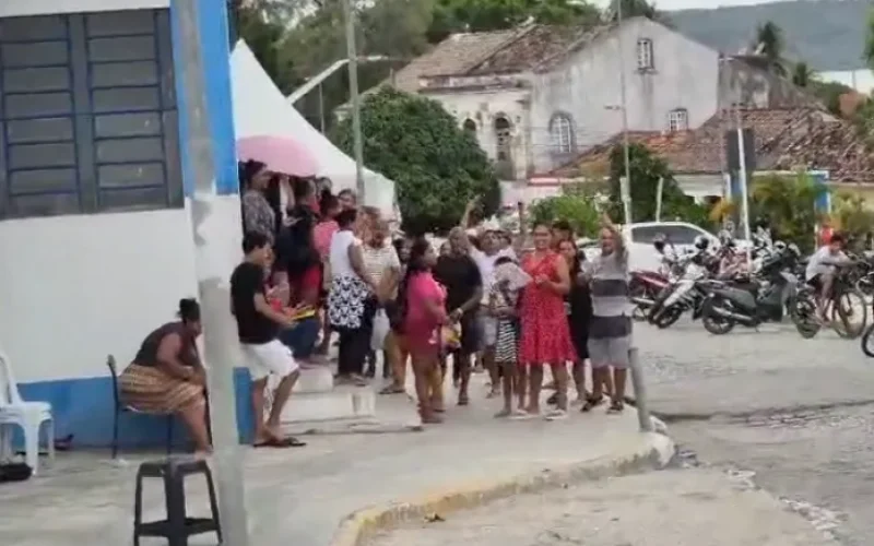 Pais de alunos protestam por falta de vagas em escola estadual de Marechal Deodoro